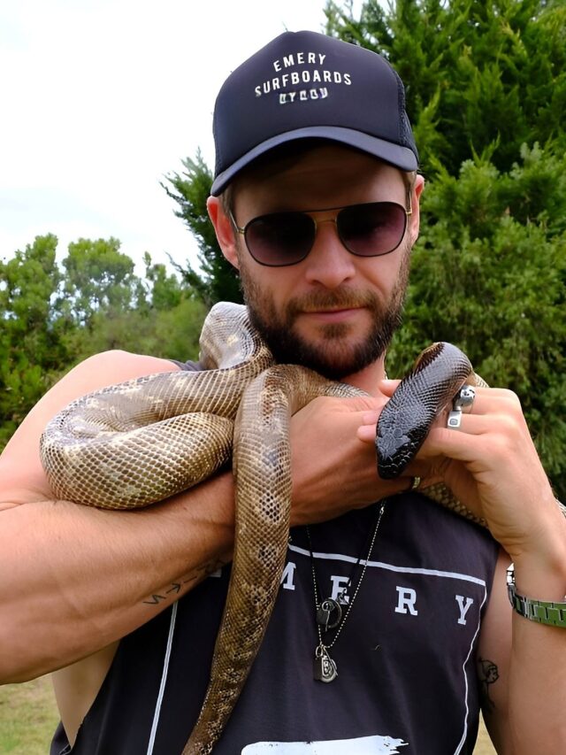 Chris Hemsworth Wrap Snake Around His Neck